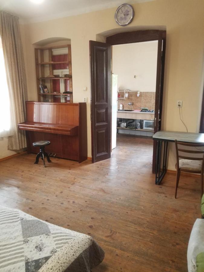 Уиут Ниниа Сад Daire Tiflis Dış mekan fotoğraf